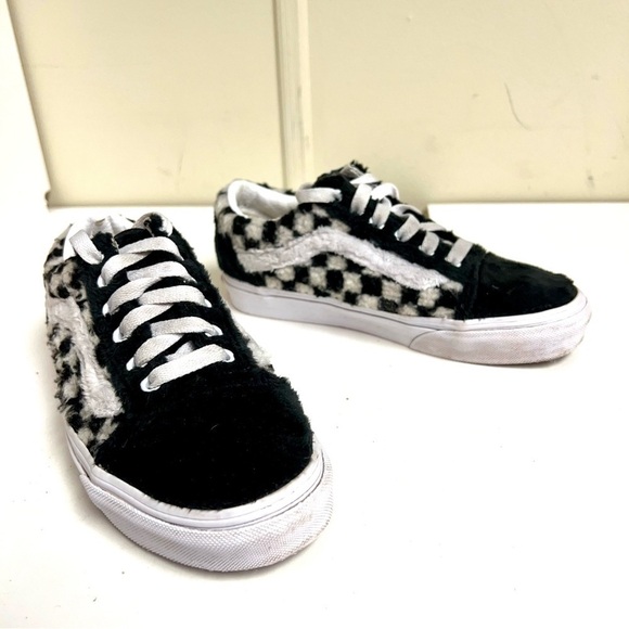 Vans Old Skool Sherpa Faux Fur Black White Checker Shoes Women's Size 5 - Picture 2 of 9